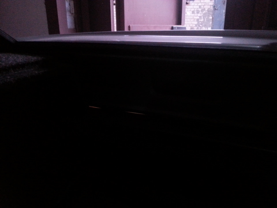 Это отверстие между уплотнителем и дверью — Lada 2114