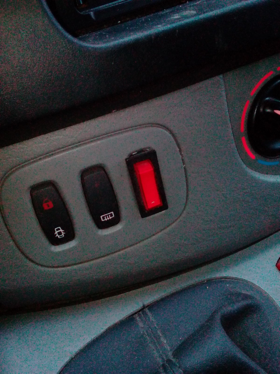 Первое подключение выглядело так через резистор — Opel Vivaro (1G)