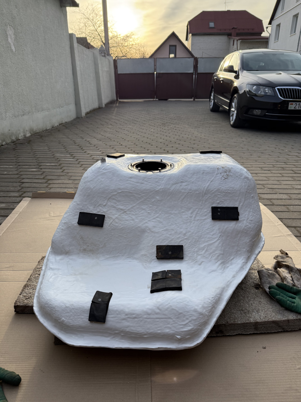 А это то что мне сделали с баком, в целом доволен, он был полностью очищен от ржи и протравлен, после покрыт некой химией и сверху жидкий пластик, надеюсь будет бегать, гарантию дали и отзывы норм 👌 — Audi 100 (C3)