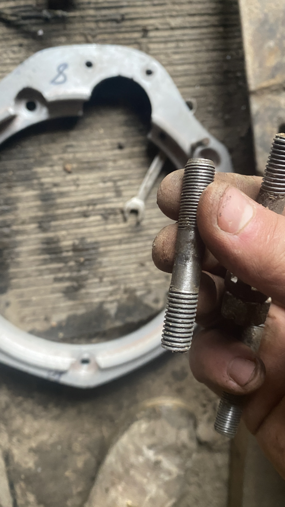 шпильки которые соидиняют мотор и коробку луаз — ЛуАЗ 969