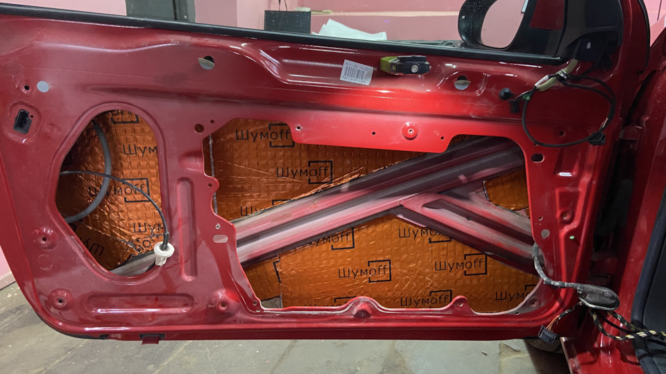 Осталось закатать и закрыть пластиковый щит — Volkswagen Golf GTI Mk6