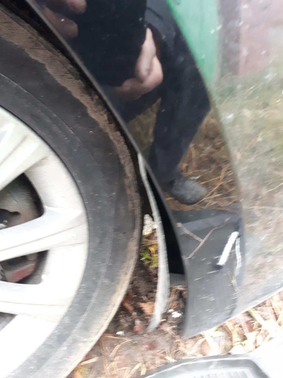 1. выворачиваем колеса в левую сторону и откручиваем половину правого подкрылка. — Ford Mondeo IV