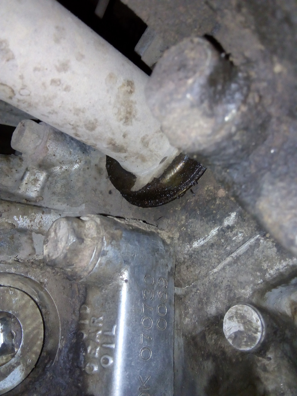 Сальник правого привода. Пока масла в коробке нет, нужно поменять. — Honda Ridgeline (1G)