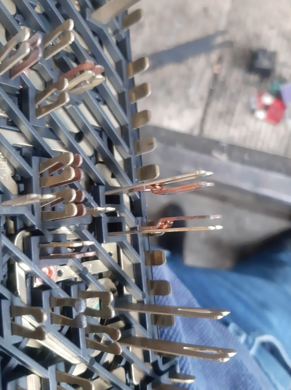 далее снимаем второй ярус тянем пластиковую сетку и с ней снимаем контакты которые тянутся сней, не вынимая кнтакты с сетки ставим её в сторонку! — Mercedes-Benz S-Class (W220)