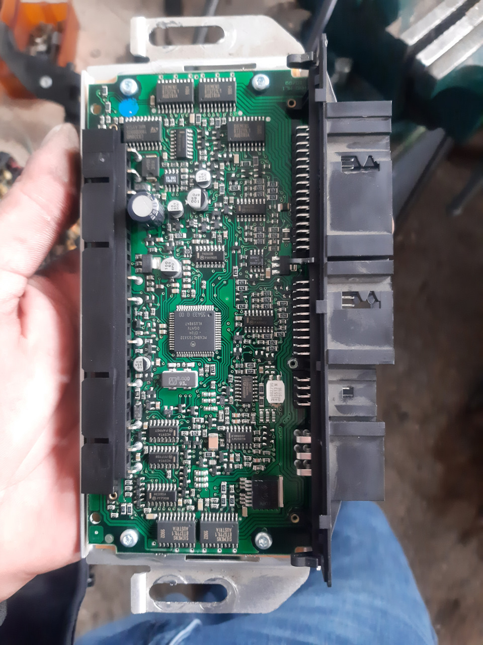 Выдёргиваем с корпуса саму плату у меня она оказалась без окиси но спиртом я её промыл и собрал обратно! — Mercedes-Benz S-Class (W220)