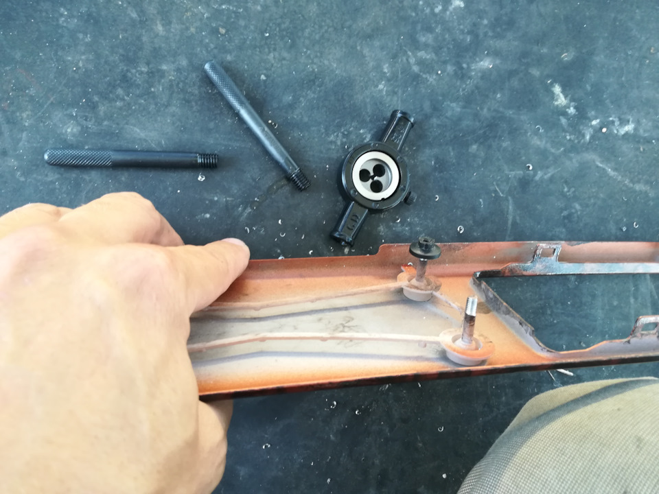 для того чтоб проще было снимать и ставить нарезал резьбу и на пластиковые гайки — Audi 100 Avant (C3)