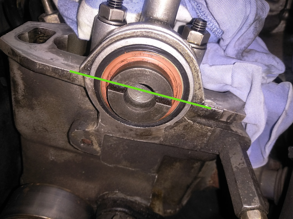 Вот так она(прорезь) должна быть расположена в ВМТ, параллельная ГБЦ — Audi A6 Avant (C4)