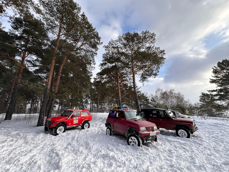 много красных — Suzuki Jimny (1G)