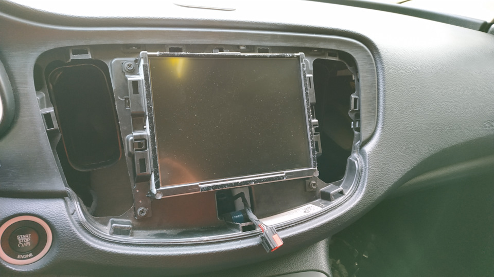 Сначала снимаем накладку монитора… — Chrysler 200 (2G)