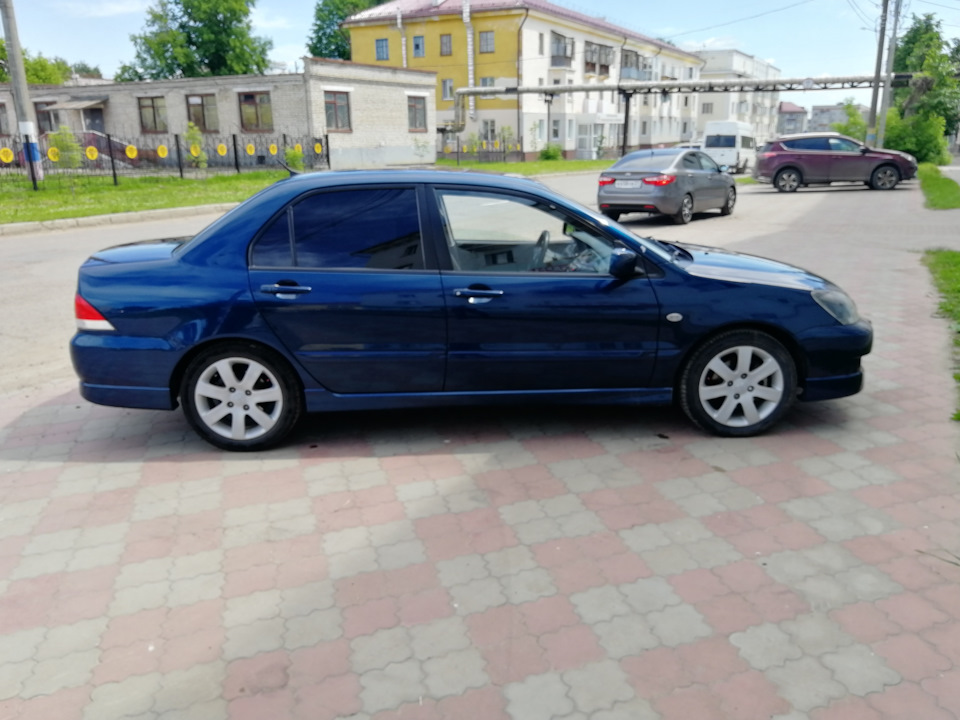 Заднее правое крыло покрашено целиком с стойкой, на стойке были два тычка по пол сантима, сильным ветром сорвало шифер, на машину попало, могло быть и хуже. — Mitsubishi Lancer IX