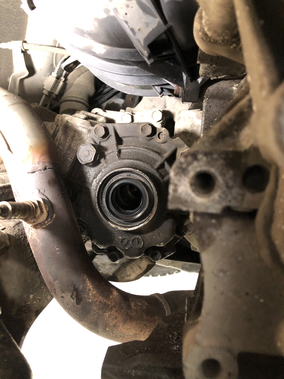 И меняем сальник, очищаем все от масла — Toyota RAV4 (III)