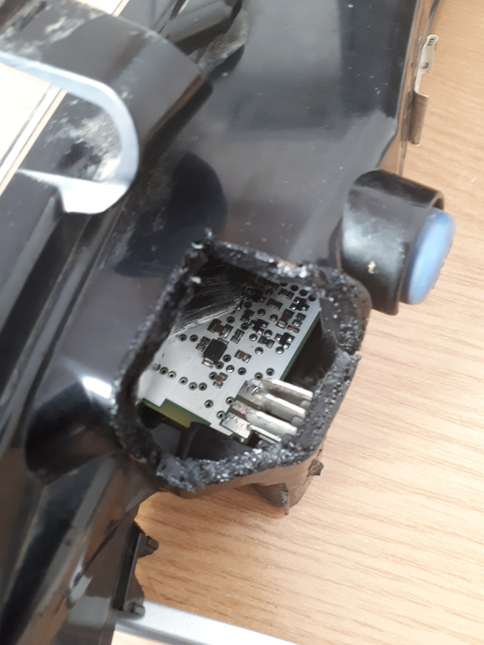 Вот этот преславутый разъем, упрощенно сделанный в угоду быстроты сборки и экономии. — Ford Mondeo IV