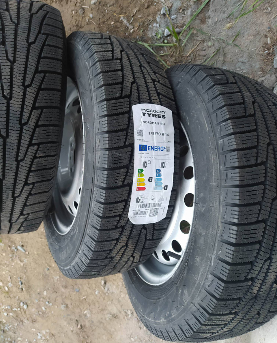 Новая резина — Lada Granta. Запчасти на фото: Nokian Tyres Nordman RS2 175/70R14