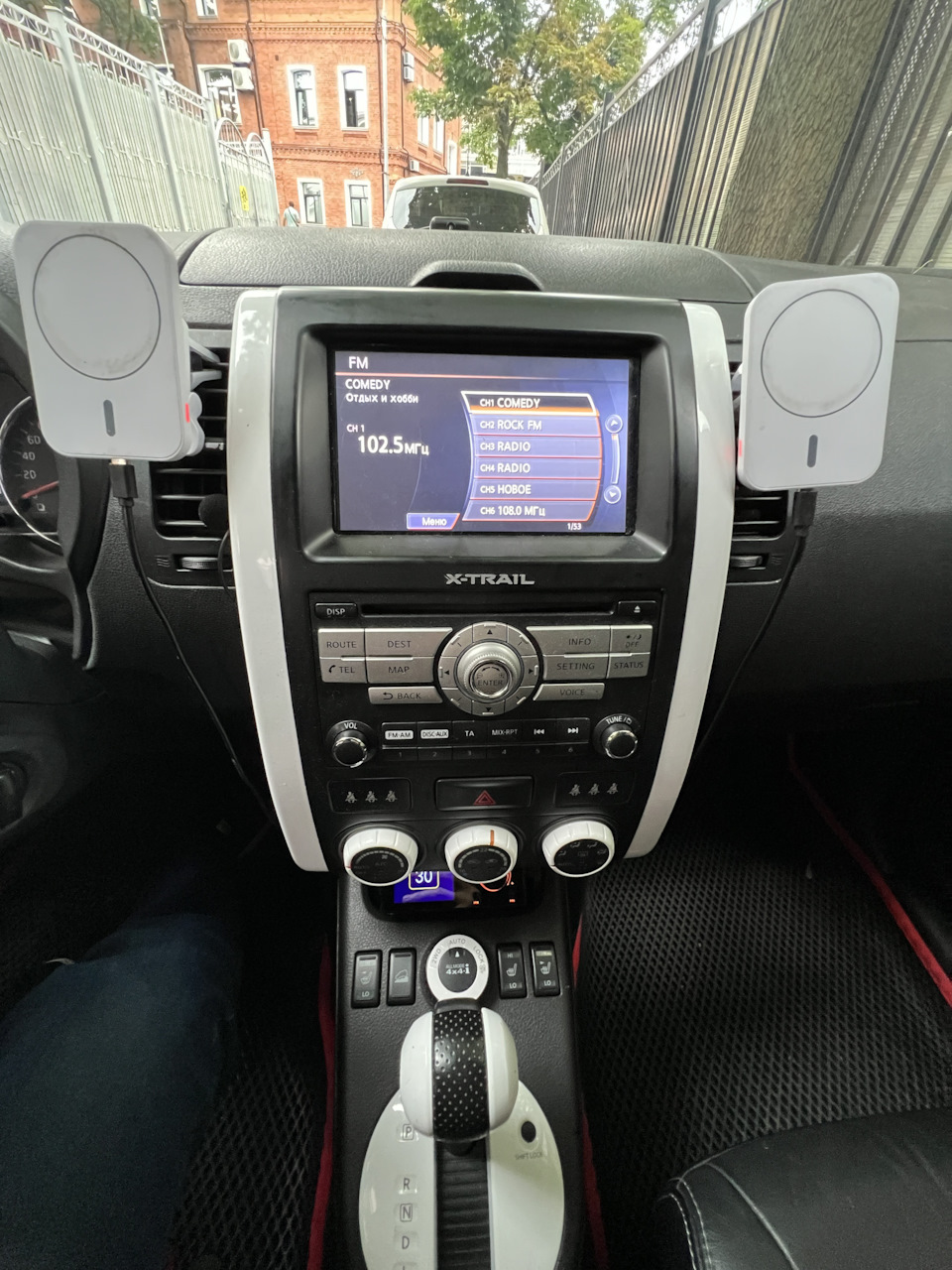 До кучи к радио там и встроенный винт и DVD и поддержка IPOD — Nissan X-Trail II (t31)