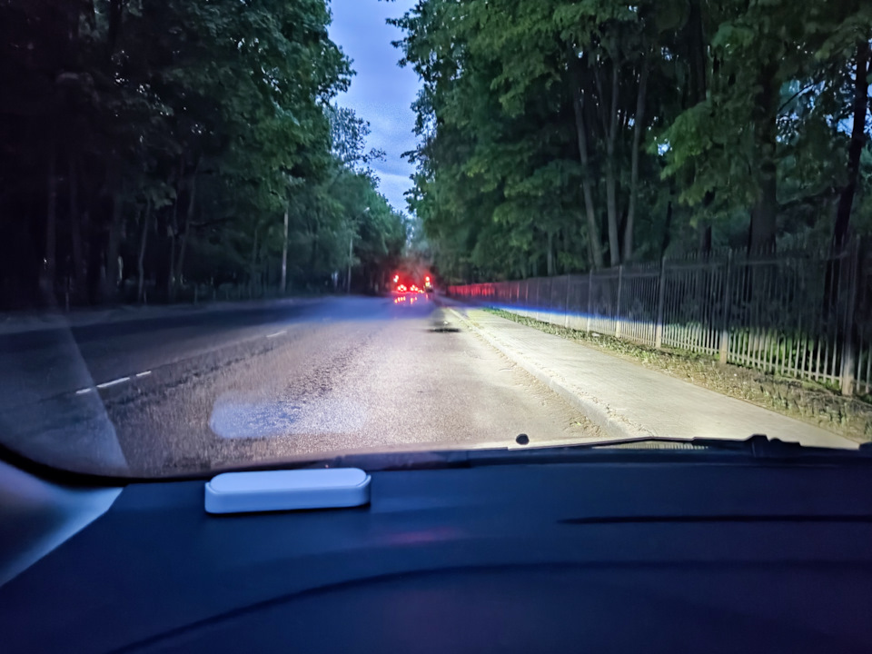 грань тротуара и мокрого асфальта, видно как теряется свет — Ford Focus Sedan II