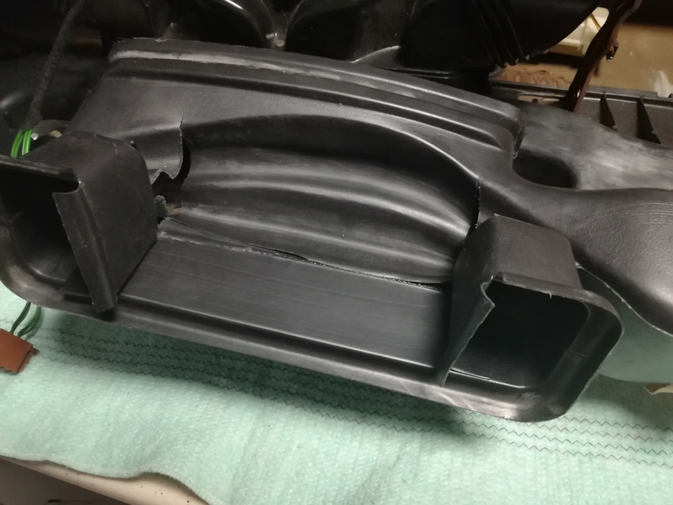 вот так распилил воздуховод, для придания формы грел феном — Audi 100 Avant (C3)