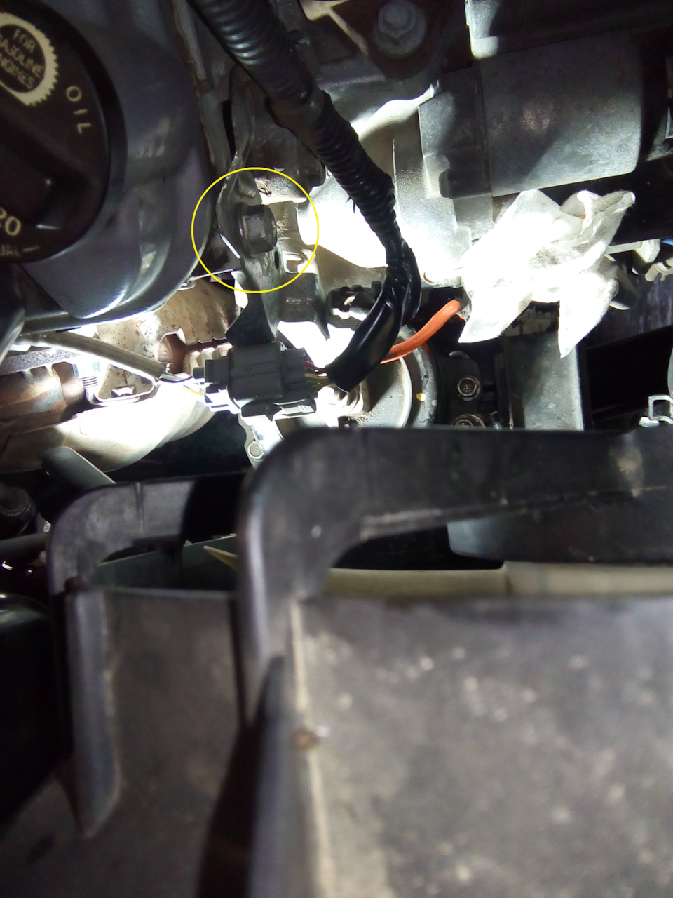 Откручиваем болт, отодвигаем проводку немного в сторону. — Honda Ridgeline (1G)