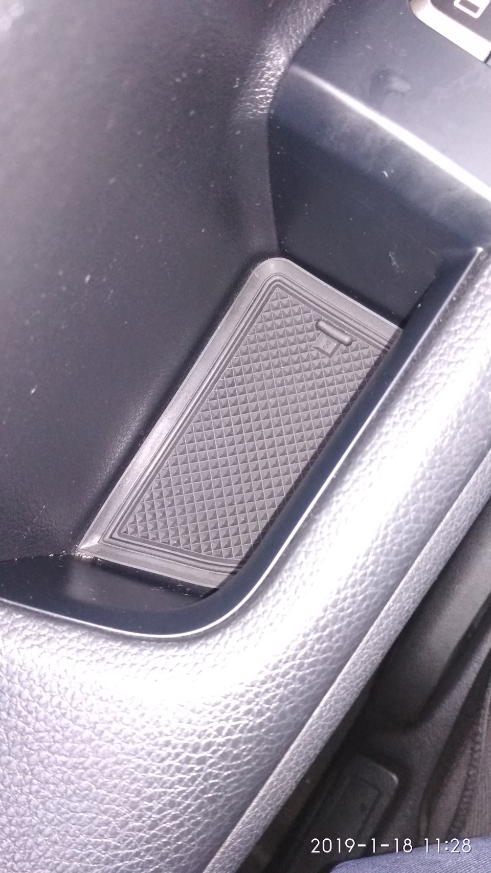 В нише двери — KIA Rio (4G). Запчасти на фото: 2019118
