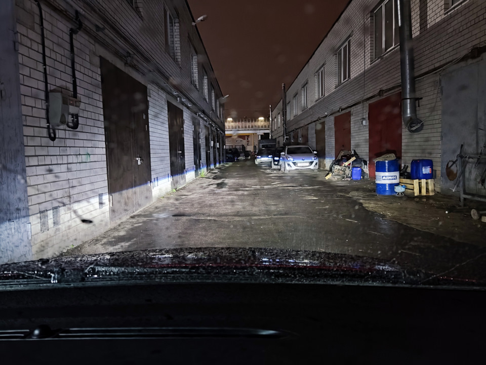 вот так выглядит свет в дождь, при фонарном освещение — Ford Focus Sedan II