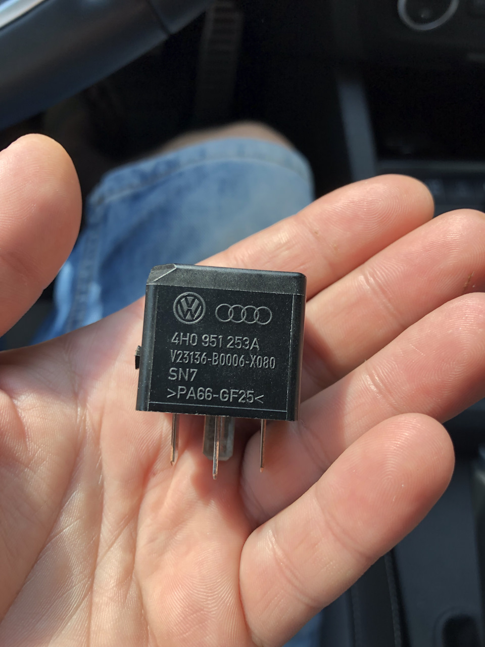 Фото в бортжурнале Volkswagen Jetta VI. Запчасти на фото: 4H0951253A, BO006