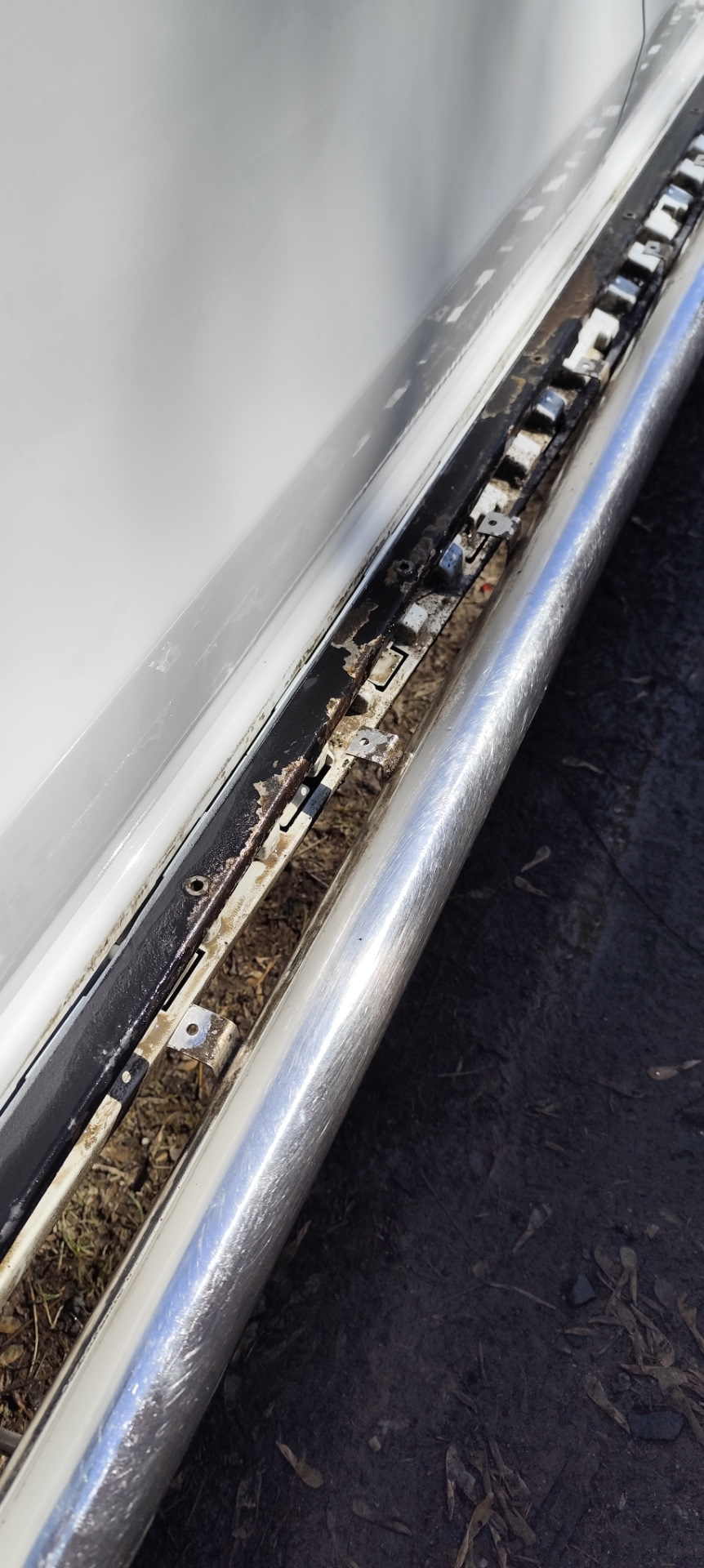 2 Снял накладку, столько грязи под ними. Крепёжная планка тоже вся в ржавчине. — Nissan Terrano III