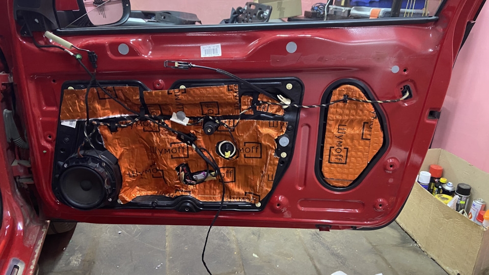 Проводку вытащил сверху виброизоляции, очень много неровностей короче головная боль для шумшика, просто сама по себе вибруха не сильно растягивается — Volkswagen Golf GTI Mk6