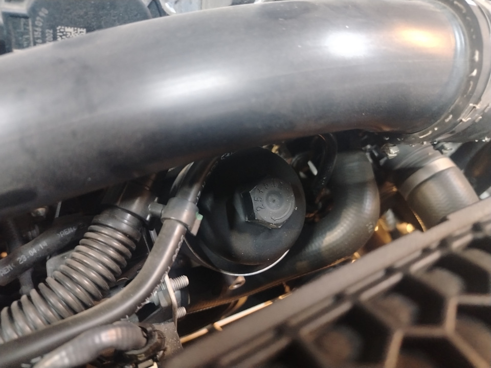 Головкой на 27 откручиваем корпус фильтра — Mercedes-Benz C-Class (W205)