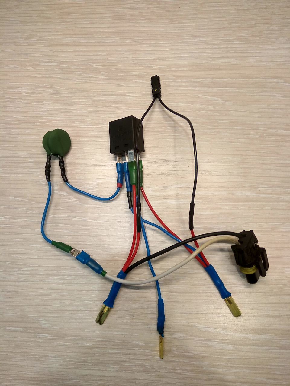 все это легко размещается за линзой и имеется доступ через штатную крышку — Hyundai Creta (1G)