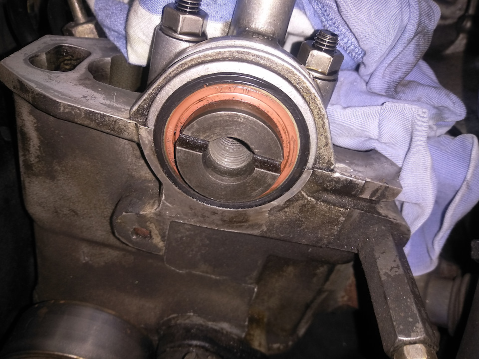 Вот так выглядит прорезь на РВ со стороны ТНВД, нижняя часть(полу круг РВ) чуть больше чем верхняя, это не даёт вариантов что либо перепутать — Audi A6 Avant (C4)