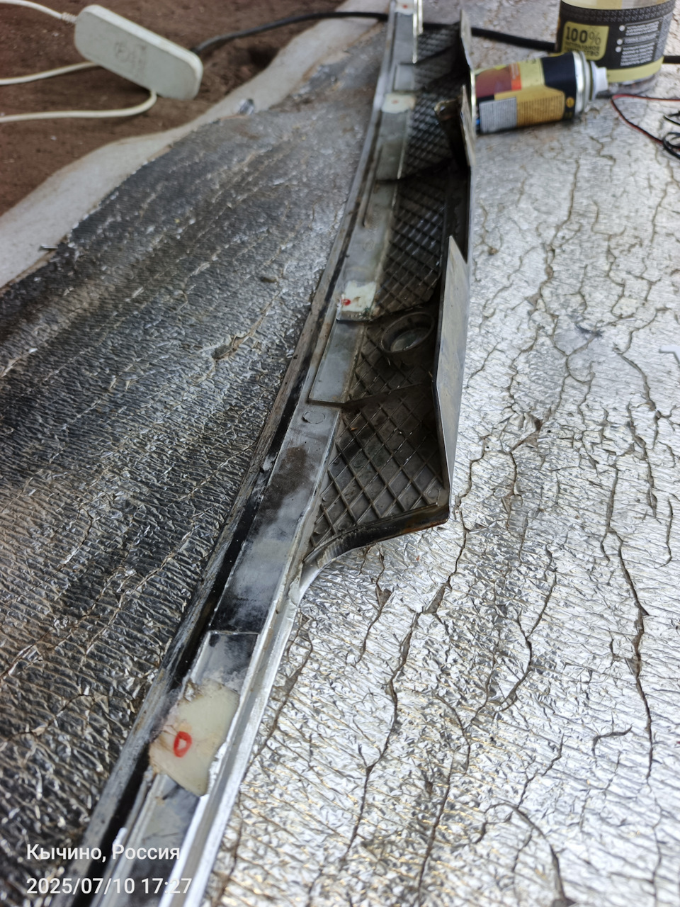 Болгаркой убрал остатки старого клея — Geely Vision