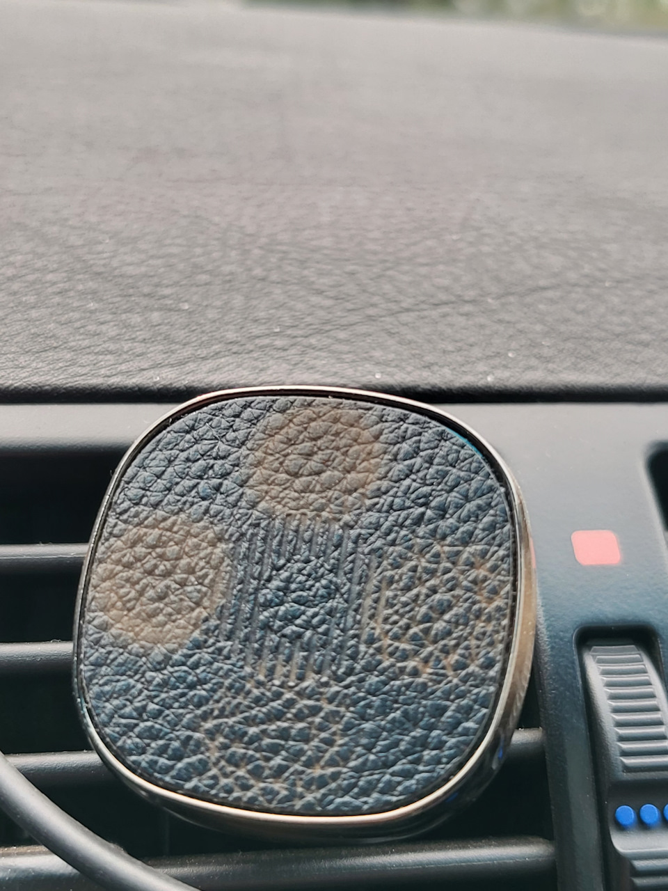 Крепление-магнит для телефона собрал на себя пыль-ржавчину, которая тоже прорвалась в салон. — BMW 3 series Compact (E46/5)