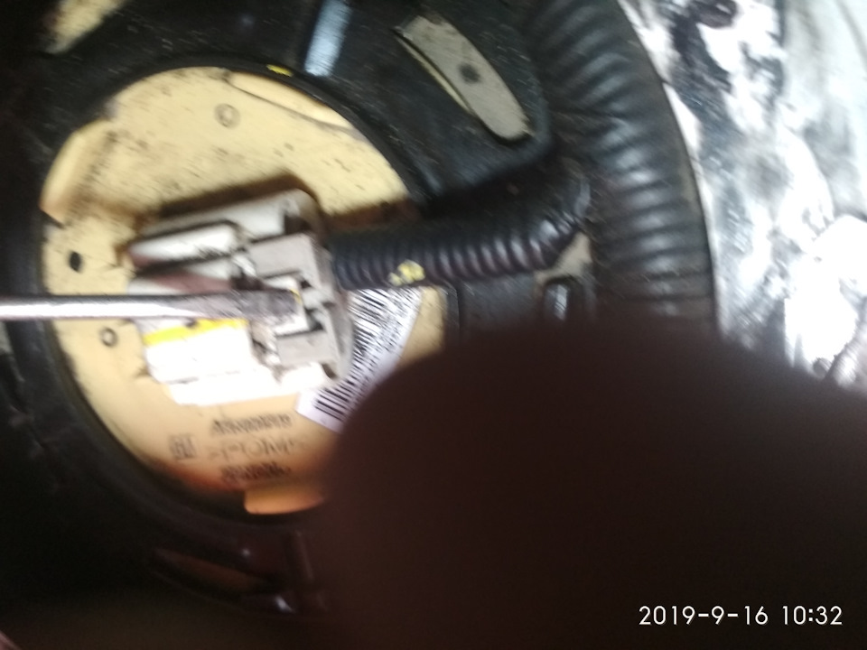 Нажимаем на фиксатор… — Chevrolet Captiva (1G)