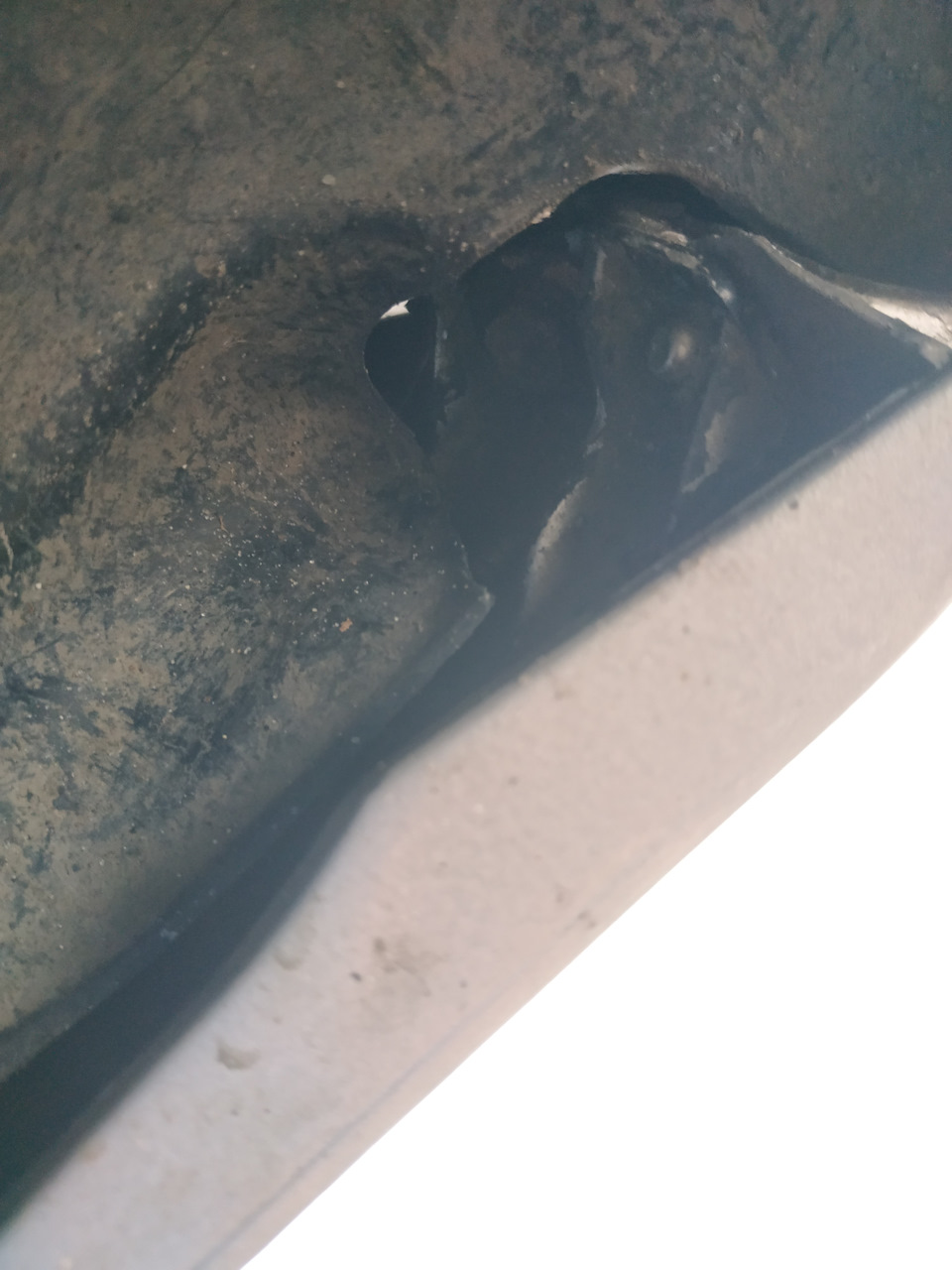 А вот этому понадобится головка на 8 и подхватывается она снизу. — Hyundai Tucson (JM)