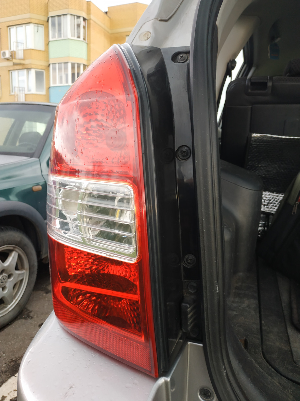 3 самореза на левой вдоль резинки. — Hyundai Tucson (JM)