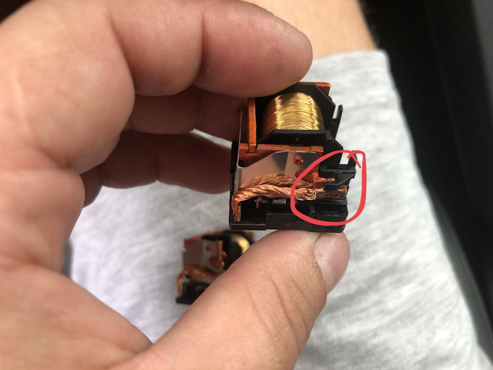 А вот в этом месте был отломанный усик, который придерживал силовую пластину ближе к катушке — Volkswagen Jetta VI