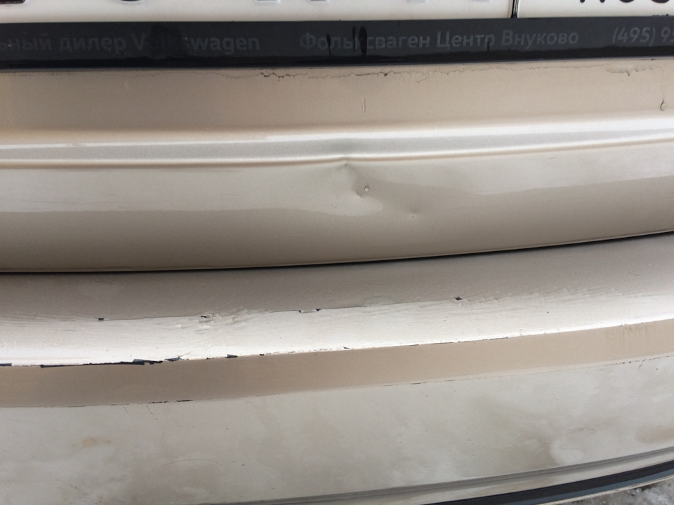 немного замята крышка багажника — Volkswagen Polo Sedan