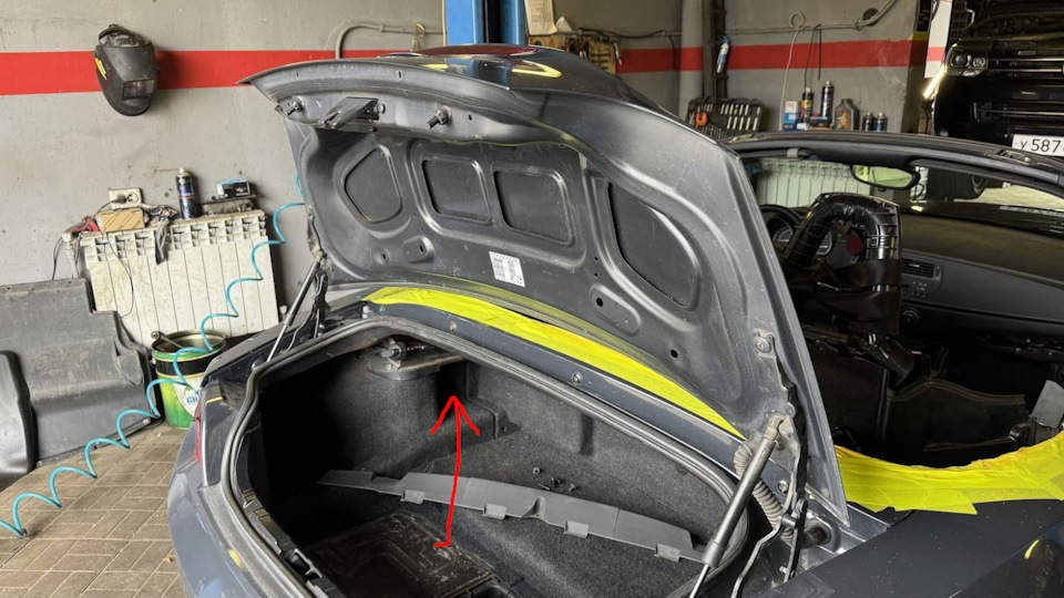 Вот примерно сюда хотели поместить кожух с моторчиком крыши изначально — BMW Z4 (E85)