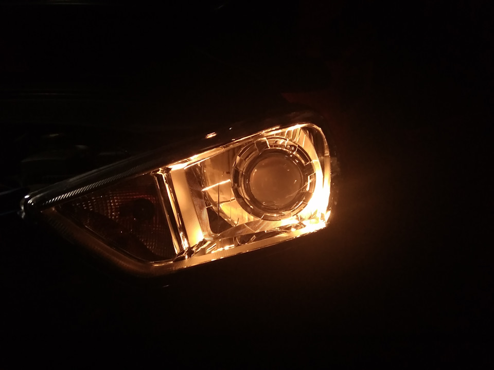 Включен габарит. Лампочка закрывается маской. Создается эффект внутреннего свечения — Hyundai Creta (1G)