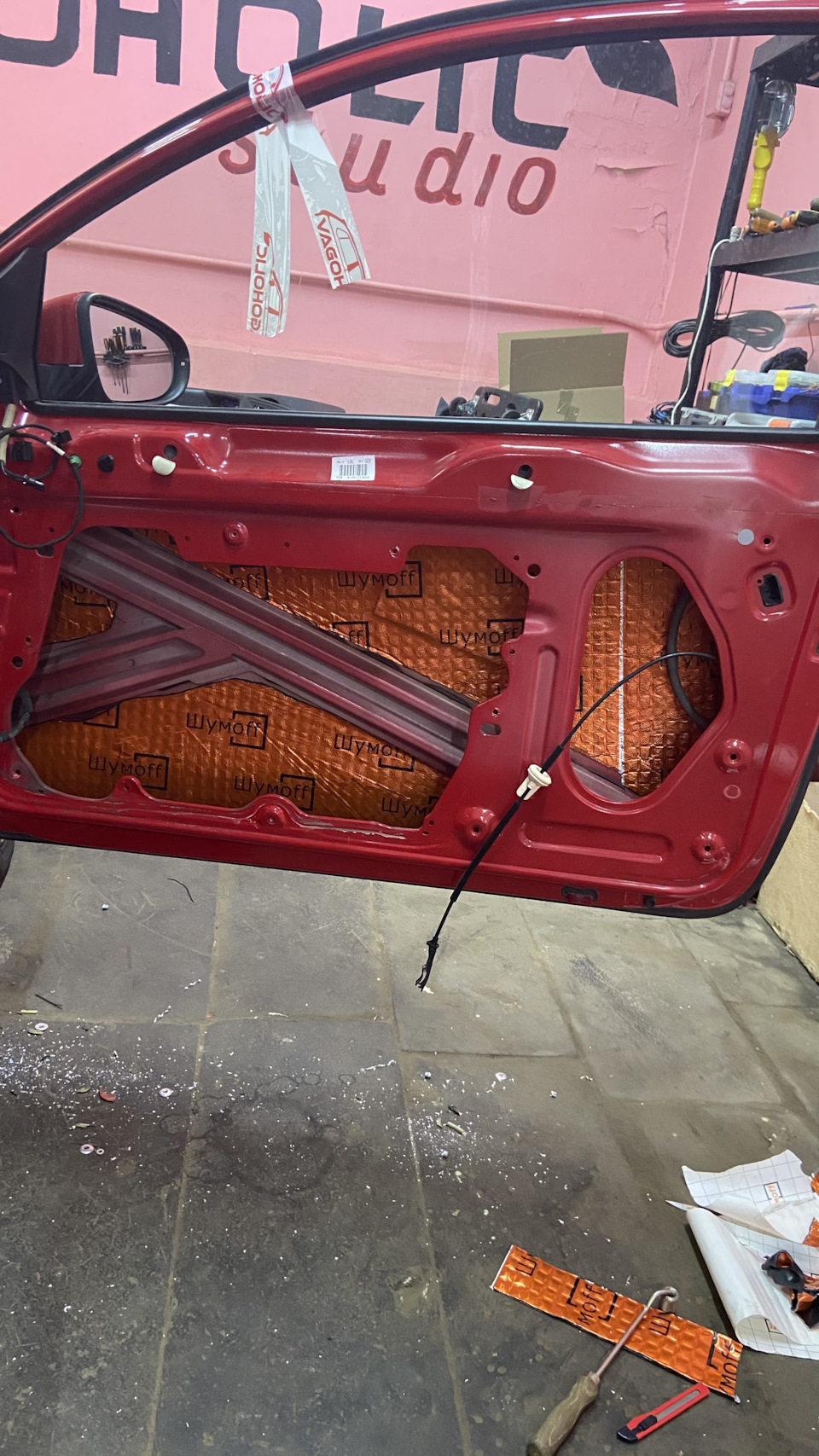 Шумоизоляцию клею больше 10 лет и про шумофф скажу так: это всего-лишь раскрученный бренд — сейчас на рынке есть конкуренты у которых показатели гораздо выше и цены ниже, да лет 7 назад они были на пике но такое ощущение что они остались там (имхо) — Volkswagen Golf GTI Mk6