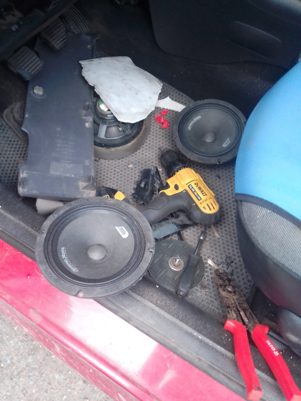 творческий беспорядок во время работы)) — Peugeot 206