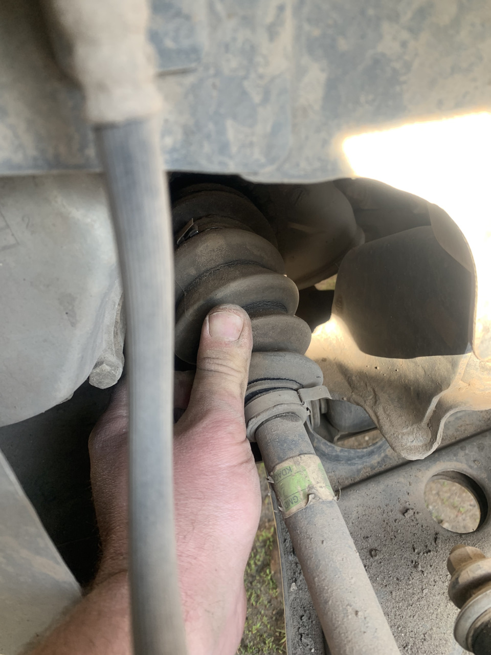 Ещё немного и ему п***. Вот почему ремонтом своей машины нужно заниматься самому. Видишь проблемные места, которые можно вовремя исправить — Chevrolet Lacetti Sedan