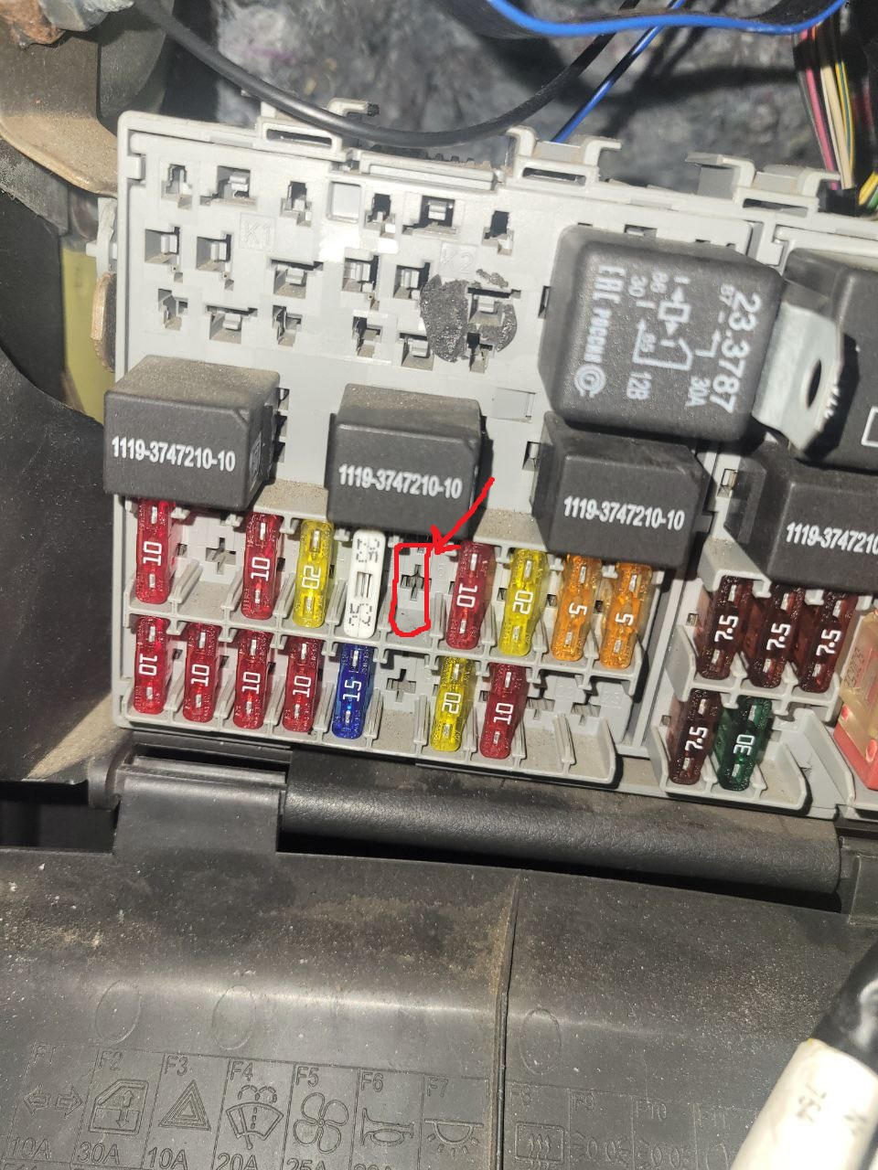 Блок предохранителей — Lada Калина Спорт (1G). Запчасти на фото: 1119374721010