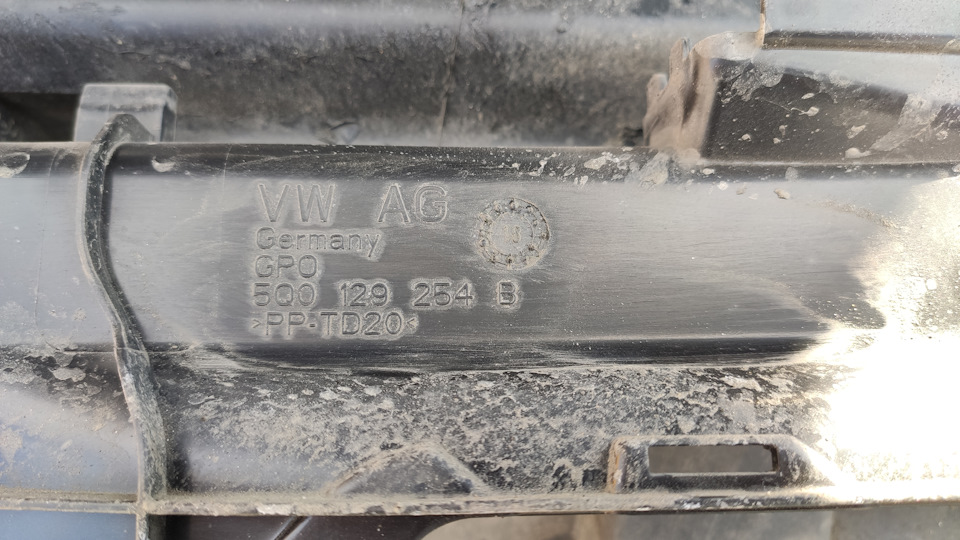 номер воздухозаборника на всякий случай 500 129 254 — Skoda Octavia A7 Mk3. Запчасти на фото: 5Q0129254B