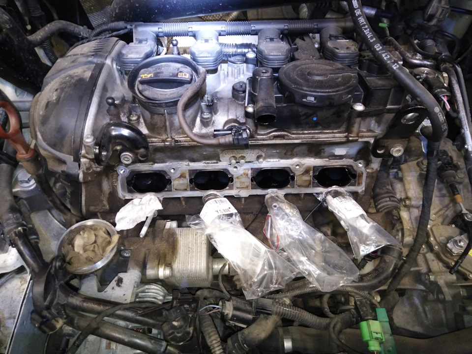 Снял впускной коллектор. — Volkswagen Tiguan (1G). Запчасти на фото: 303424