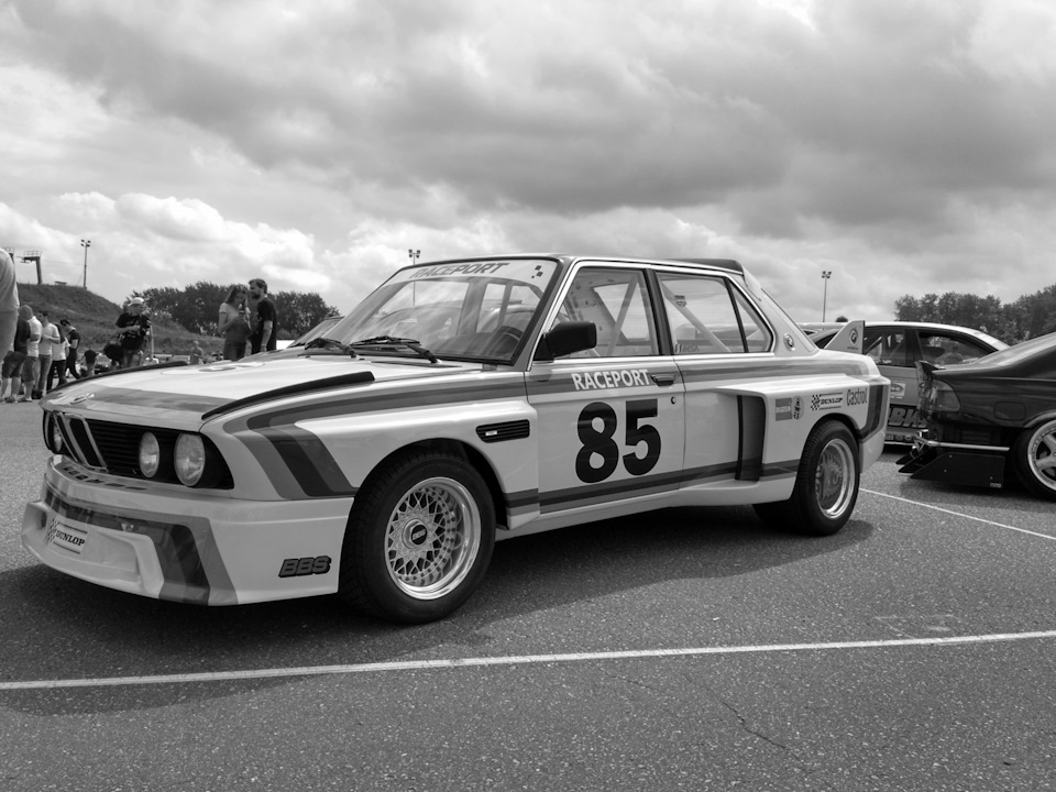 < raceport — BMW 5 series (E12)