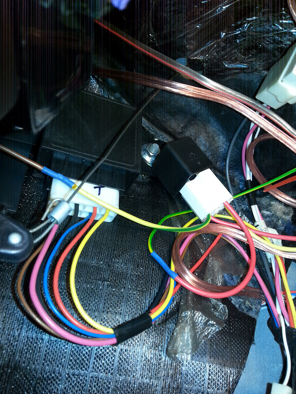 реле прикрутил на данное место (левая арка автомобиля) — Lada 2114