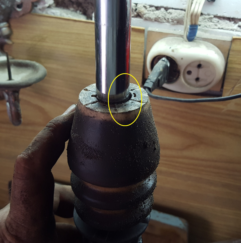 У Kayaba шток диаметром 20 мм, вместо 22х — у штатных. На фото Kayaba со штатным отбойником. В овале место, куда смотреть:) — Chevrolet Lacetti SW