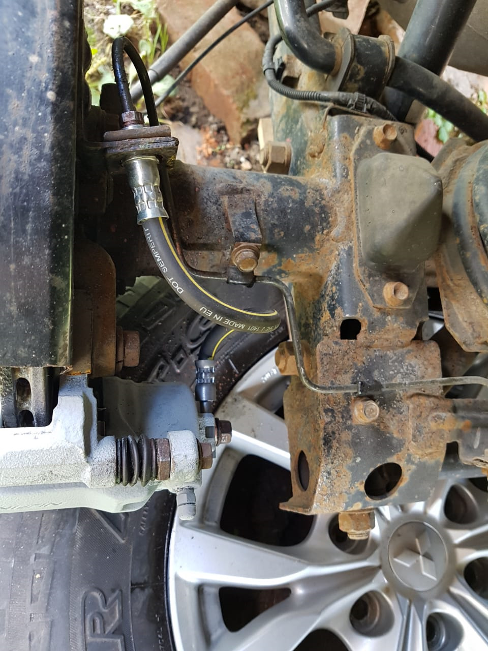 за свою цену в 500 руб трубки очень хороши: шланги семперит, в комплекте болт и шайбы — Mitsubishi Pajero Sport (2G)