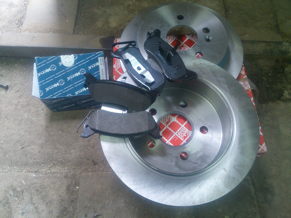 Комплект тормозных дисков и колодок на заднюю ось. — Mercedes-Benz M-Class (W163). Запчасти на фото: R1142