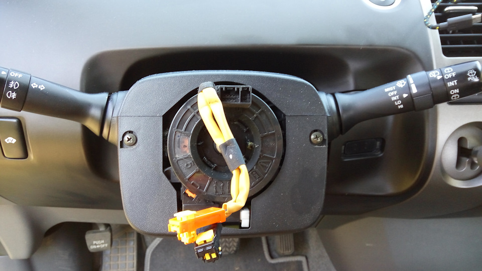 руль снят, видны болты которые держат половины кожуха руля вместе — Toyota Prius (20)